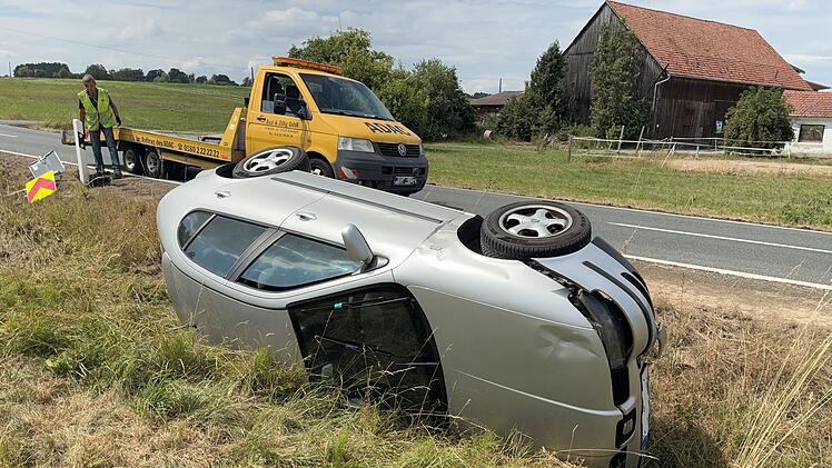 Wespe verursacht Unfall - Fahrer (56) landet in Stra&szlig;engraben