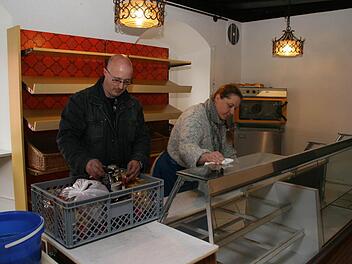Die ersten Einrichtungsgegenstände haben im neuen Standort der Bäckerei Dumler in Rugendorf, dem einstigen Gasthaus Heublein, bereits ihren Platz gefunden. Geschäftsführer Markus Schwedler und Mitarbeiterin Martina Seehuber bereiten seit einigen Tagen alles für den Umzug am Samstag vor. Foto: Matthias Beetz