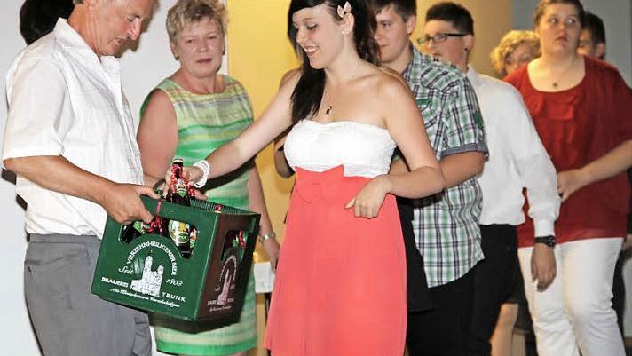 Kleiner Gruß zum Abschied: Lehrer Alwin Funk bekam von jedem seiner Schüler eine Flasche Bier in den (zunächst leeren) Kasten gesteckt. Foto: Gerda Völk