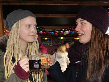 Prost! Für ihr Experiment stießen Katharina Behmer (links) und Anna-Sophia Metzel mit Punsch an.