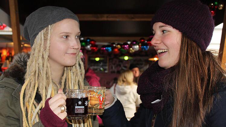 Prost! Für ihr Experiment stießen Katharina Behmer (links) und Anna-Sophia Metzel mit Punsch an.