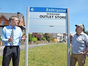 Bürgermeister Marco Steiner und Stadtrat Rolf Wohlleben betrachten das Muster für die neuen Werbeträger, die künftig im Stadtgebiet stehen sollen. Die Beschriftung ist nur ein Gestaltungsmuster.