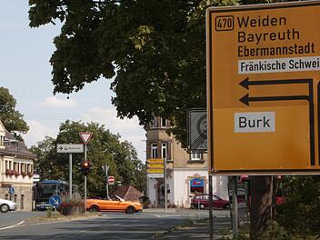 Auf dem Wegweiser in der Eisenbahnstraße ist Bamberg verschwunden. An der Ampel zur Theodor-Heuss-Allee 50 Meter dahinter ist Bamberg ausgeschildert. Passt das zusammen? Foto: Josef Hofbauer
