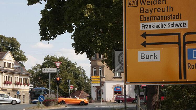 Auf dem Wegweiser in der Eisenbahnstraße ist Bamberg verschwunden. An der Ampel zur Theodor-Heuss-Allee 50 Meter dahinter ist Bamberg ausgeschildert. Passt das zusammen? Foto: Josef Hofbauer