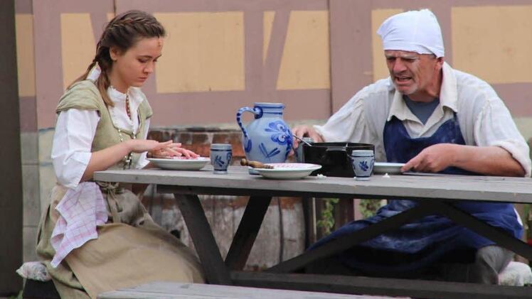 Aufführung des Märchens "Rumpelstilzchen" auf der Freilichtbühne im Schrimpf'schen Schloss  Foto: Dieter Britz