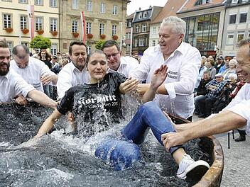 Rein in den Bottich! Wenn aus Azubis Gesellen werden, ist das bei den Druckern und Mediengestaltern eine sehr kalte und sehr nasse Angelegenheit.  Fotos: Matthias Hoch