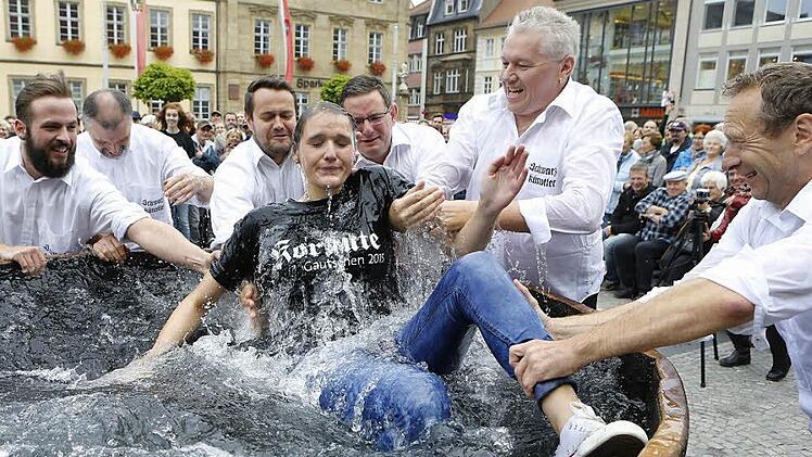 Rein in den Bottich! Wenn aus Azubis Gesellen werden, ist das bei den Druckern und Mediengestaltern eine sehr kalte und sehr nasse Angelegenheit.  Fotos: Matthias Hoch