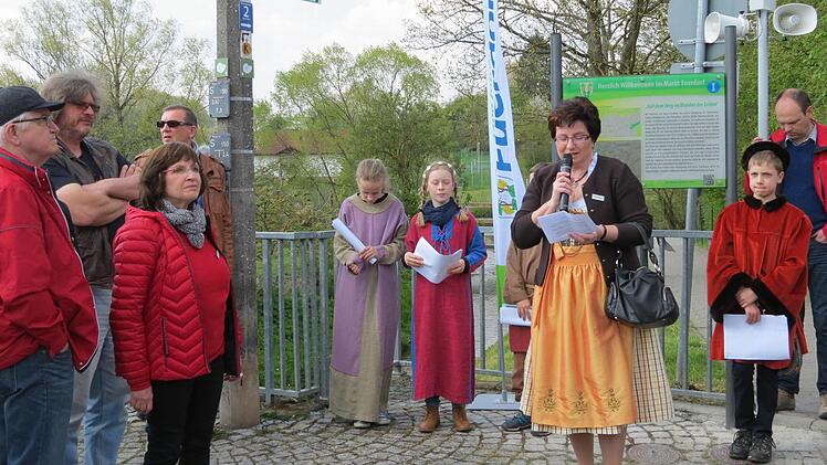 Patricia Schießer begrüßt zum gemeinsamen Dorfrundgang. Foto: Doris Bauer