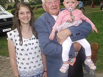 Franz Grosser mit seinen beiden Urenkelinnen; links die 14-j&auml;hrige Sophia Wietasch und auf seinem Arm die elf Monate alte Melina Grosser. Foto: Dieter Wolf