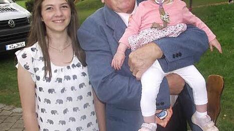 Franz Grosser mit seinen beiden Urenkelinnen; links die 14-j&auml;hrige Sophia Wietasch und auf seinem Arm die elf Monate alte Melina Grosser. Foto: Dieter Wolf