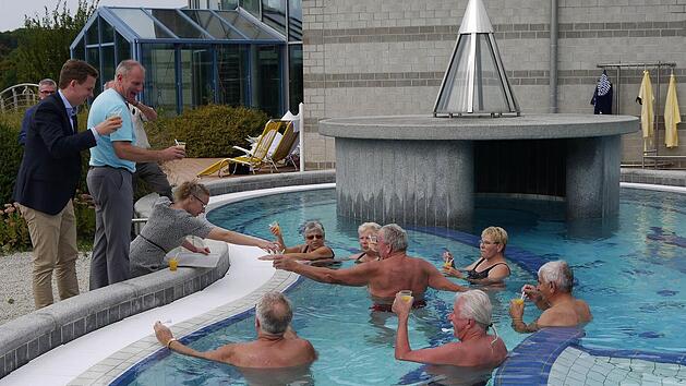 Na dann Prost: Tobias Ehrlicher, Lutz Lange und Stine Michel (von links) starten die Geburtstagsaktion zum "Einj&auml;hrigen" der neuen Thermenbetriebsleitung mit treuen Badeg&auml;sten der "Therme Natur" in Bad Rodach. Foto: Berthold K&ouml;hler
