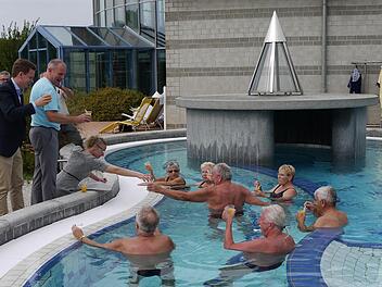 Na dann Prost: Tobias Ehrlicher, Lutz Lange und Stine Michel (von links) starten die Geburtstagsaktion zum "Einjährigen" der neuen Thermenbetriebsleitung mit treuen Badegästen der "Therme Natur" in Bad Rodach. Foto: Berthold Köhler
