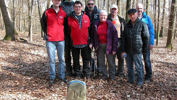 Vor dem Dreimärker zwischen Burghausen, Nüdlingen und Haard hat sich die Wandergruppe mit (von links) Alexander Bader, Daniel Diez, Norbert Arnold, Michael, Franziska und Egon Hehn, Berthold Katzenberger und Matthias Beck aufgestellt.  Foto: Ewald Kiesel