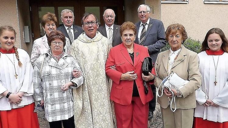 Sie feierten heilige Kommunion vor 60 und 70 Jahren. Mit im Bild Pfarrer Hans-Michael Dinkel sowie die Ministranten. Fotos: Gerd Fleischmann