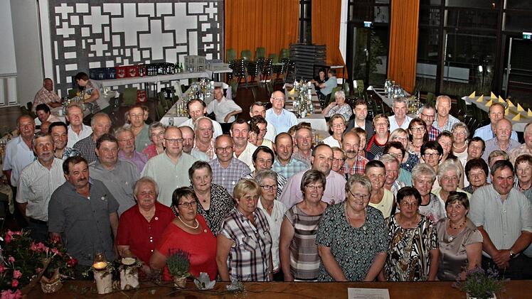 Groß war die Anzahl der Ortsbäuerinnen und Ortsobmänner, die für 45, 40,35, 30, 25 und 20 Jahre geehrt wurden. Mit im Bild Verantwortliche aus Kreis und Bezirk und Vertretern von Behörden und Ämtern. Foto: Helmut Will
