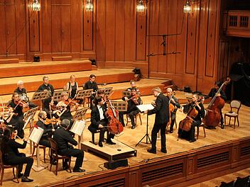 Ein Bild mit Seltenheitswert, an das man sich gewöhnen kann: Das Kammerorchester Bad Brückenau mit dem Cellisten Daniel Müller-Schott im Großen Saal des Regentenbaus. Foto: Thomas Ahnert