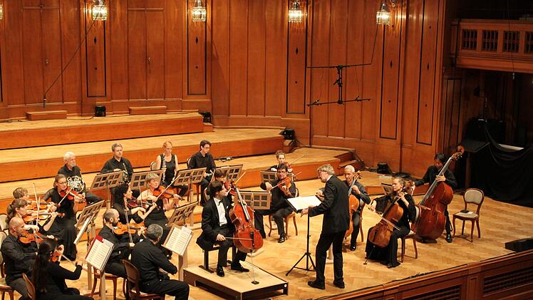 Ein Bild mit Seltenheitswert, an das man sich gewöhnen kann: Das Kammerorchester Bad Brückenau mit dem Cellisten Daniel Müller-Schott im Großen Saal des Regentenbaus. Foto: Thomas Ahnert
