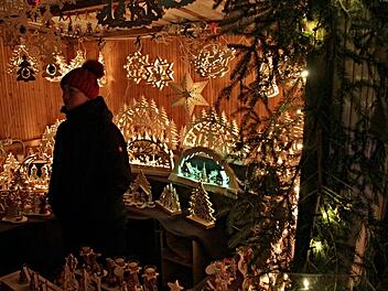Weihnachtsstimmung pur herrschte beim Weihnachtsmarkt in Dippach nicht nur an diesem Stand mit den beleuchteten Holzarbeiten.H. Will