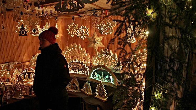 Weihnachtsstimmung pur herrschte beim Weihnachtsmarkt in Dippach nicht nur an diesem Stand mit den beleuchteten Holzarbeiten.H. Will