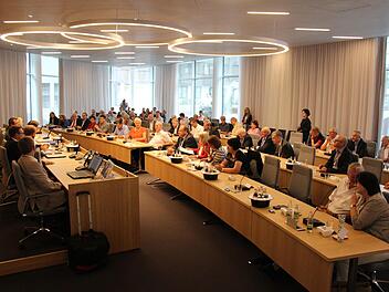 Am Freitag  fand zum ersten Mal die Sitzung des Kreistags im neuen Landratsamt in Erlangen statt. Foto: Christian Bauriedel