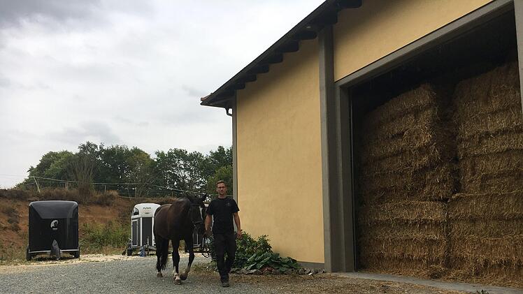 Wenn es könnte, würde sich das Pferd über das prall volle Futterlager freuen. Foto: Anette Schreiber