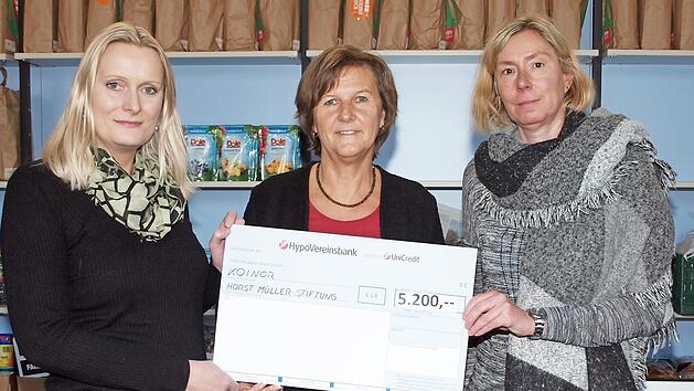 Ina Kober-Naumann (Mitte) &uuml;berreichte Stefanie Renner (links) und Gisela Berner eine Sachspende in H&ouml;he von 5200 Euro. Foto: Alfred Thieret