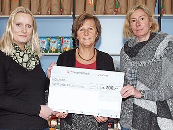 Ina Kober-Naumann (Mitte) überreichte Stefanie Renner (links) und Gisela Berner eine Sachspende in Höhe von 5200 Euro. Foto: Alfred Thieret