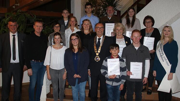 Die geehrten Sportler zusammen mit Bürgermeister Jürgen Kohmann (Mitte), Zweitem Bürgermeister Hans Josef Stich (links), Dritter Bürgermeisterin Sabine Scheer (zweite Reihe, Vierte von links) und Thermenkönigin Michelle I. (rechts)Matthias Einwag