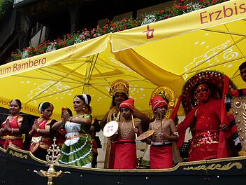 Auch anmutige Tänzerinnen begeisterten beim Heinrichsfest mit traditionellen Darbietungen aus ihrer Heimat Indien. Foto: Marion Krüger-Hundrup