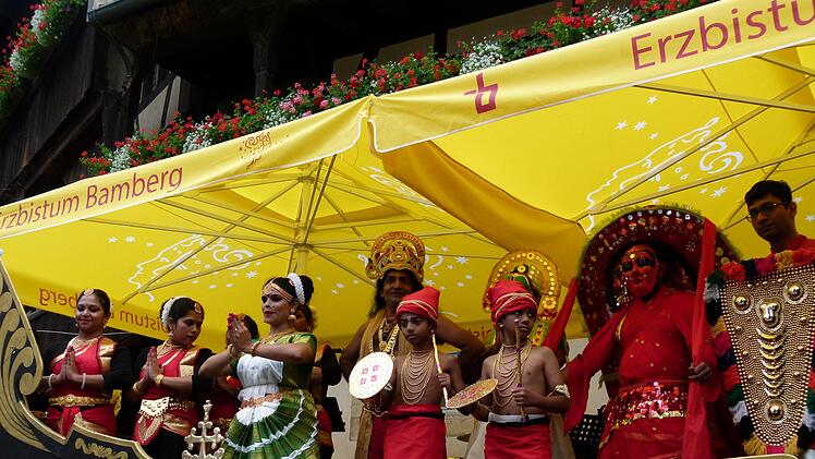 Auch anmutige Tänzerinnen begeisterten beim Heinrichsfest mit traditionellen Darbietungen aus ihrer Heimat Indien. Foto: Marion Krüger-Hundrup