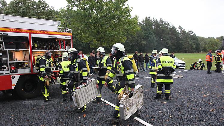 Die Feuerwehrleute holten eine Person aus der Kirche. Foto: Michael Stelzner