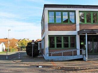 Zwischen Stadthalle (rechts) und Stadtturm befindet sich der katholische Kindergarten Sankt Johannes (Bildmitte hinten). Weil der Platz im Kindergarten knapp wird, soll eine Gruppe Anfang nächsten Jahres in das Obergeschoss der Stadthalle einziehen. Foto: Evi Seeger