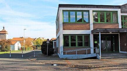 Zwischen Stadthalle (rechts) und Stadtturm befindet sich der katholische Kindergarten Sankt Johannes (Bildmitte hinten). Weil der Platz im Kindergarten knapp wird, soll eine Gruppe Anfang nächsten Jahres in das Obergeschoss der Stadthalle einziehen. Foto: Evi Seeger