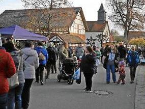 An den St&auml;nden gab es eine gro&szlig;e Auswahl an Weihnachtsartikeln und was sonst noch passend zur Jahreszeit passt.  Foto: Klemens Albert