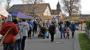 An den St&auml;nden gab es eine gro&szlig;e Auswahl an Weihnachtsartikeln und was sonst noch passend zur Jahreszeit passt.  Foto: Klemens Albert