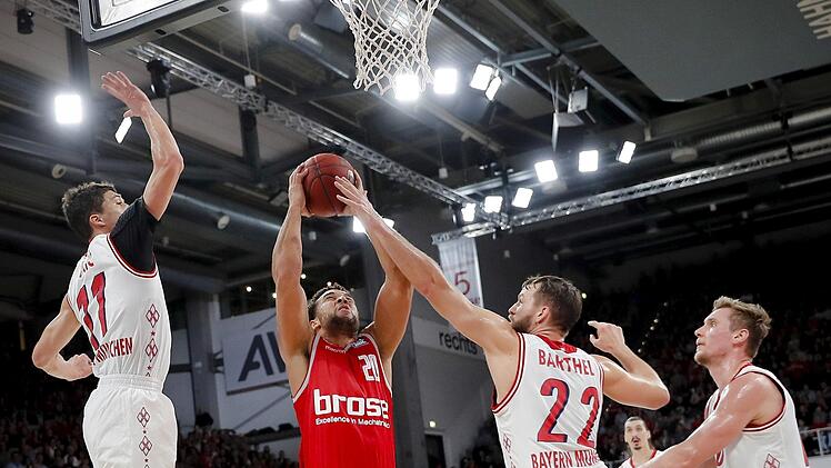 Vor genau einem Jahr unterlagen die Bamberger den Bayern an gleicher Stelle mit 75:80. Hier sichert sich Brose-Kapitän Elias Harris (links) den Rebound vor Danilo Barthel; rechts Leon Radosevic, links Vladimir Lucic. Foto: Daniel Löb