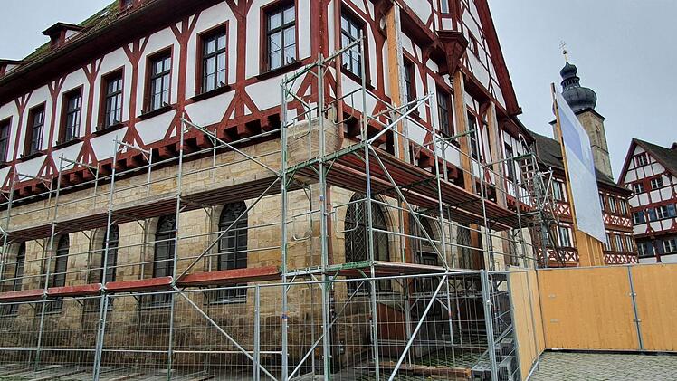 Am Montag, 9. November, wurde das Baugerüst angeliefert. Foto: Ronald Heck