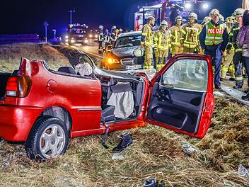 Frontalunfall bei Gremsdorf: Fahrer (21) eingeklemmt und schwer verletzt