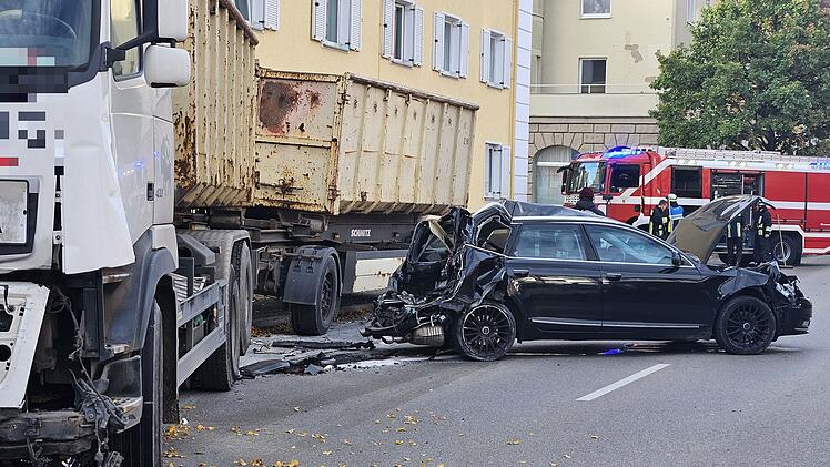 Unfall in der Frankenstra&szlig;e: Lkw-Fahrer hinterl&auml;sst Tr&uuml;mmerfeld in N&uuml;rnberg