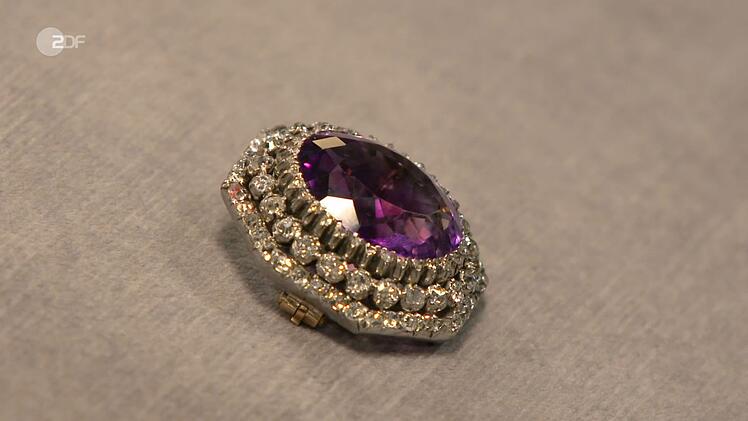 Eine Silber-Brosche mit 585er Gold, und einem Amethyst, eingerahmt von Diamanten: Für dieses besondere Schmuckstück erhoffte sich Ulrike 600 Euro. Wendela Horz taxierte auf bis zu 2.300. Exakt den Maximalschätzpreis bezahlte Elke Velten.