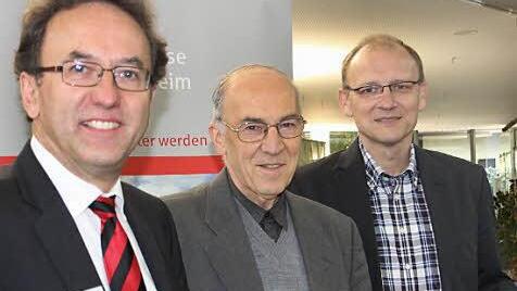 Sparkassenchef Ewald Maier (von links)  überreicht Pfarrer Wolfgang Kuntze die Stiftungsurkunde, und Caritas-Geschäftsführer Peter Ehmann freut sich über das soziale Engagement.  Foto: Andreas Oswald