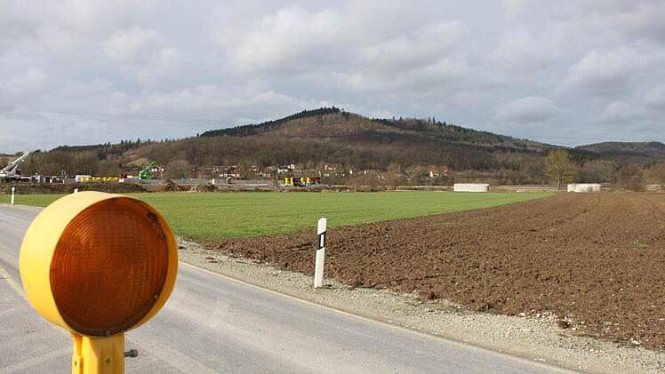 Ein seitlicher Blick auf die Baustelle zeigt die Dimension, die die Brücke einmal haben wird. Rechts im Hintergrund die Pfeiler.