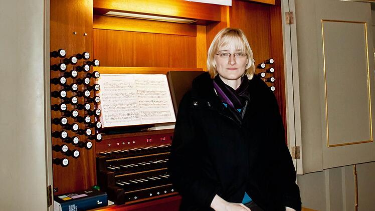 Mareile Schmidt an der Schuke-Orgel von St. Moriz