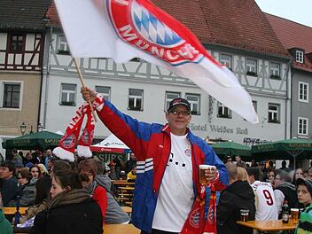 Norbert Conrad aus Wonsees hat sich von Anfang an fest vorgenommen, die Bayern zu feiern und glaubt fest an sein Team. Fotos: Sonja Adam