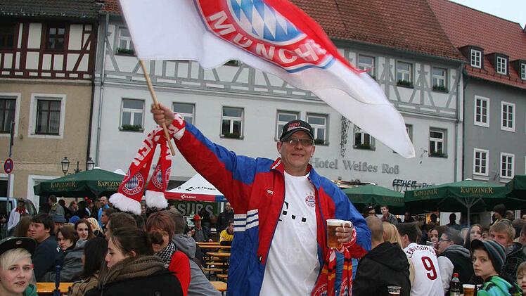 Norbert Conrad aus Wonsees hat sich von Anfang an fest vorgenommen, die Bayern zu feiern und glaubt fest an sein Team. Fotos: Sonja Adam