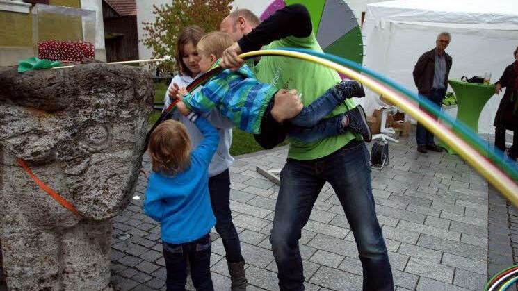 Die Kinder waren super beim Geschicklichkeitsspiel von Martin Unglaub. Sogar der kleine Max machte mit.