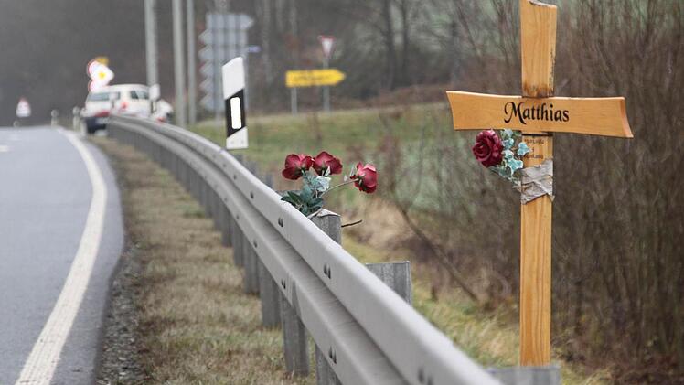 Blumen und ein Kreuz erinnern an der B 85 beim Kulmbacher Stadtteil Ziegelhütten, dass hier am 4. August 2012 ein 30-jähriger Mann gestorben ist. Überfahren von einer jungen Frau, die sich - wie er - auf dem Heimweg vom Kulmbacher Bierfest befunden hat. Foto: Stephan Tiroch