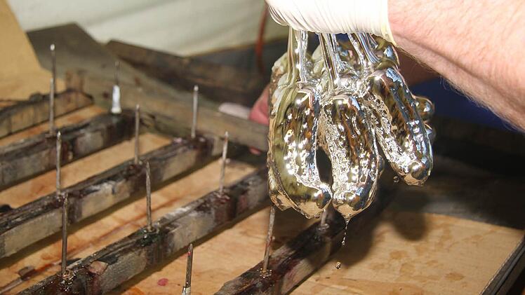 Natürlich können die Gurken nicht durchsichtig bleiben. Sie werden erst mit Silbernitrat-Ammoniak-Gemisch von innen versilbert. Dann bekommen sie auch ihre äußerliche grüne Farbe.