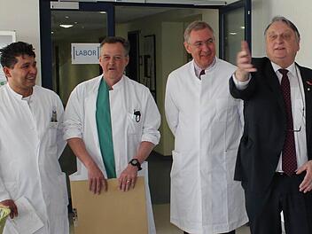 Verstärkung für die Chirurgie im Höchstadter Krankenhaus präsentiert Landrat Irlinger (rechts). Von links: Facharzt Antonio Manetti, der neue Oberarzt Jens Schlegel und Chefarzt Hjalmar Nekarda. Foto: Andreas Dorsch