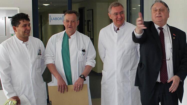 Verstärkung für die Chirurgie im Höchstadter Krankenhaus präsentiert Landrat Irlinger (rechts). Von links: Facharzt Antonio Manetti, der neue Oberarzt Jens Schlegel und Chefarzt Hjalmar Nekarda. Foto: Andreas Dorsch